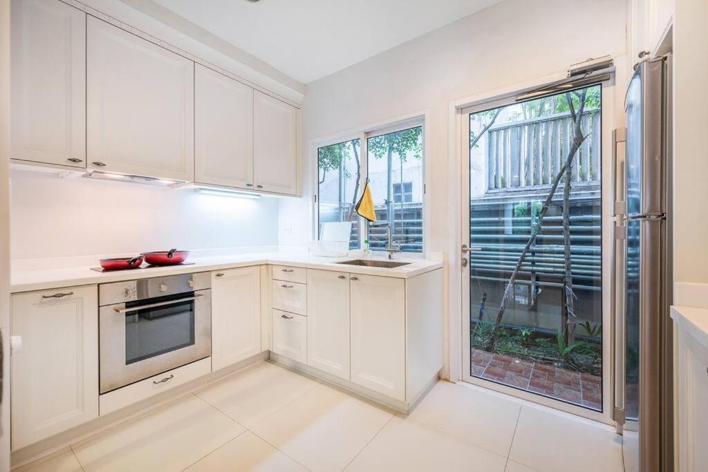 Biệt thự Miq_home403/asok Bts/resort Pool/9pax/1000mbwifi Bangkok